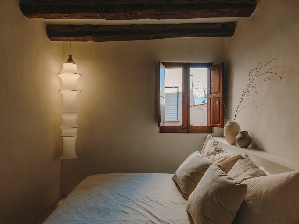 una casa con vigas y decorado en blanco en el born de barcelona una casa con vigas y decorado en blanco en el born de barcelona