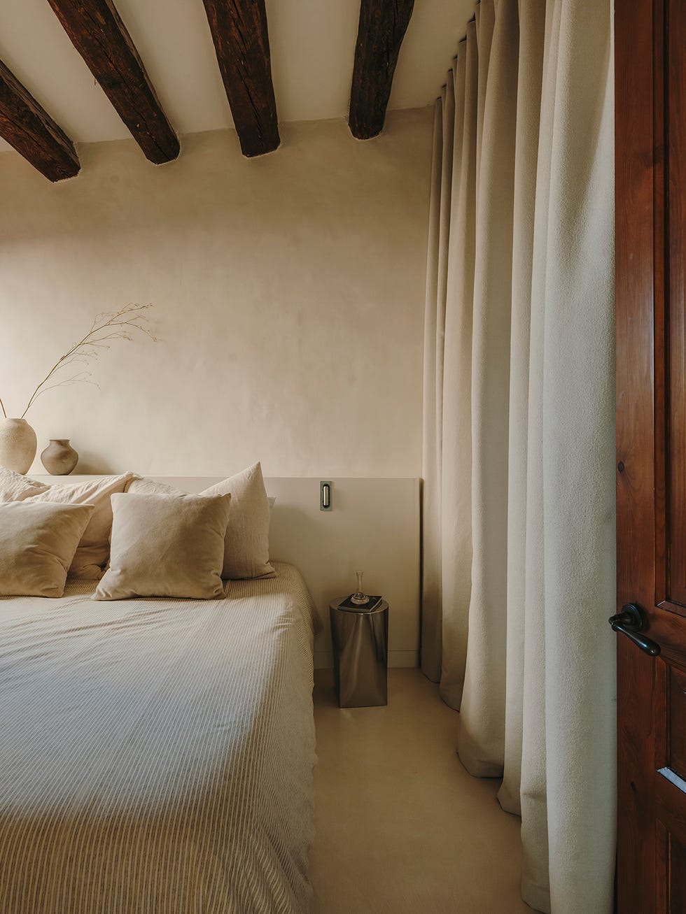 una casa con vigas y decorado en blanco en el born de barcelona una casa con vigas y decorado en blanco en el born de barcelona