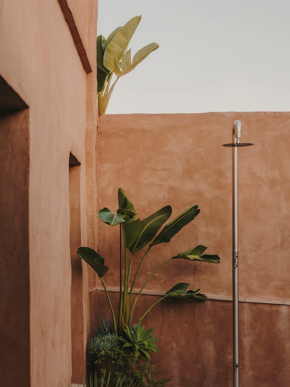 una casa con vigas y decorado en blanco en el born de barcelona una casa con vigas y decorado en blanco en el born de barcelona