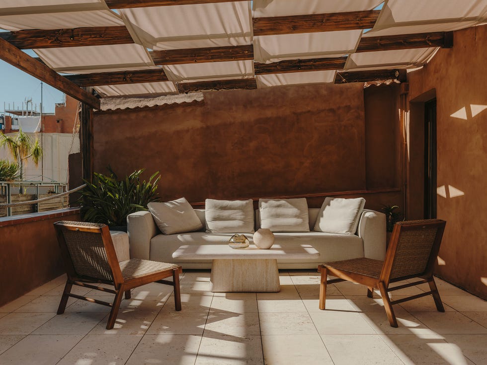 una casa con vigas y decorado en blanco en el born de barcelona una casa con vigas y decorado en blanco en el born de barcelona