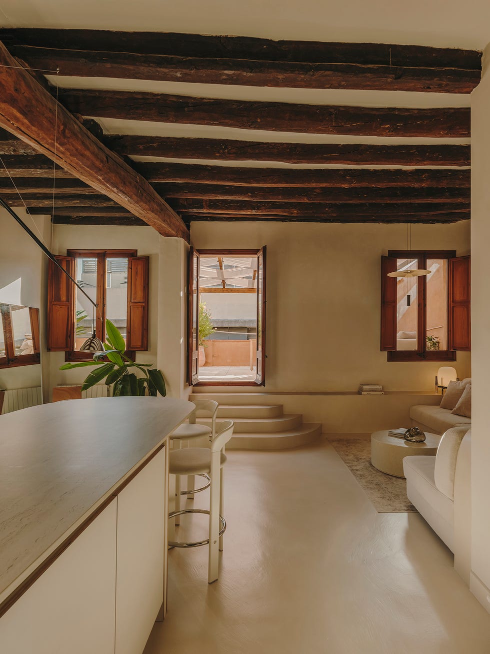 una casa con vigas y decorado en blanco en el born de barcelona una casa con vigas y decorado en blanco en el born de barcelona