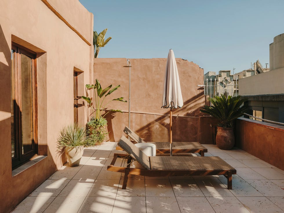 una casa con vigas y decorado en blanco en el born de barcelona una casa con vigas y decorado en blanco en el born de barcelona