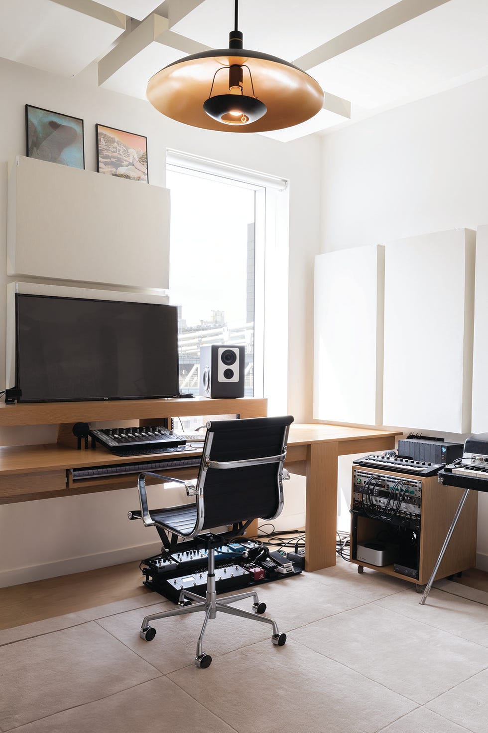 un apartamento en manhattan con muebles modernos, madera y texturas calidas un apartamento en manhattan con muebles modernos, madera y texturas calidas