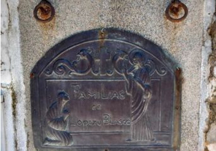 Lápida del nicho familiar del artista Eulogio Blasco.