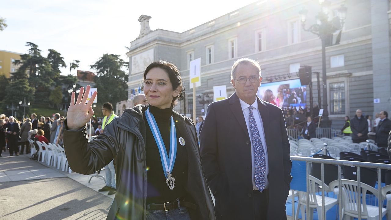 Ayuso recibe el alta médica tras abandonar la misa de la Almudena en ambulancia por una fuerte gastroenteritis