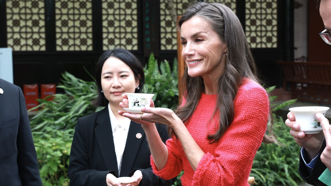 La reina Letizia impresiona en China en un homenaje a Antonio Machado - La Voz de Galicia