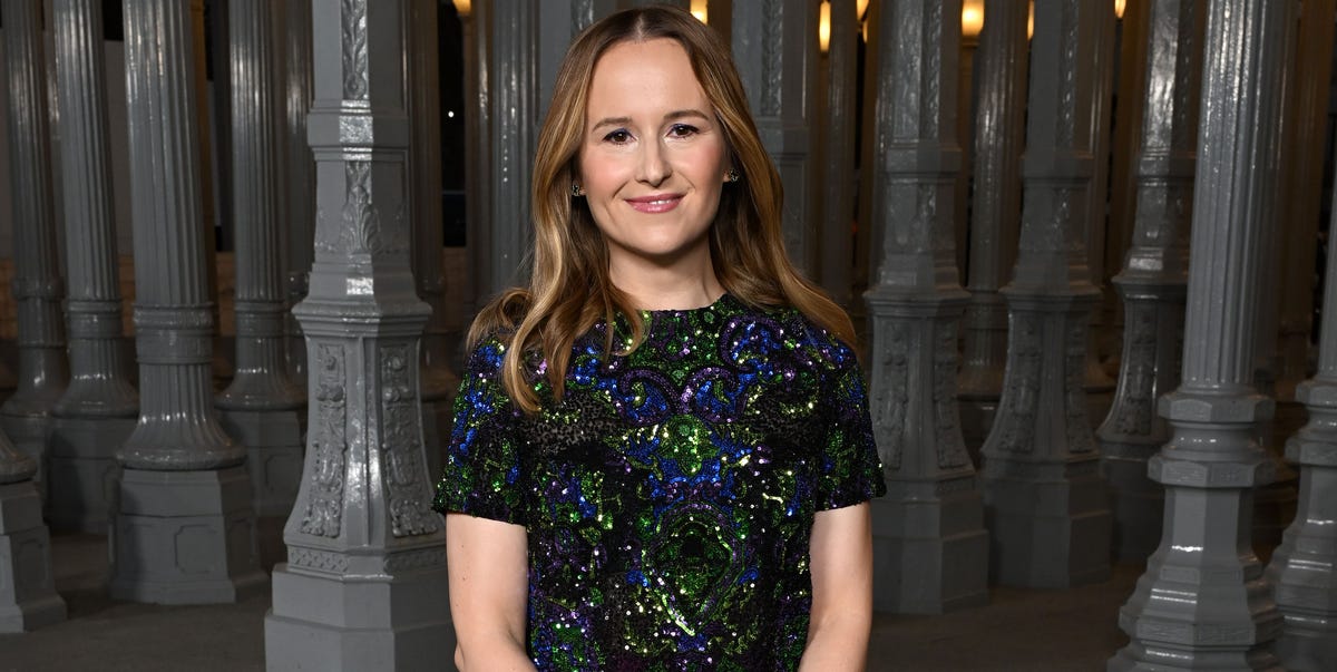 Quién es Ewa Juszkiewicz, la artista de los retratos sin rostro que cuestiona los estándares de género y ha colaborado con firmas como Louis Vuitton