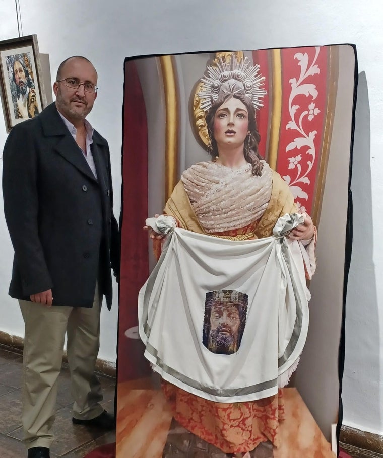 El artista, junto al su cuadro del Señor del Huerto y el paño de la Verónica de 2024