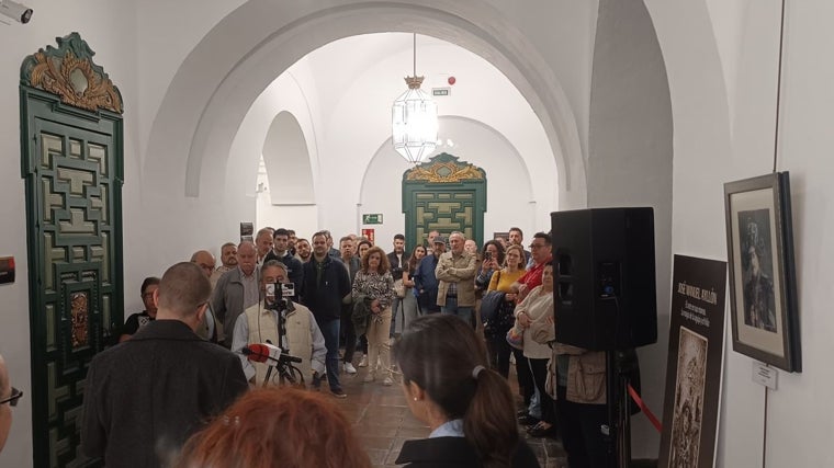 Asistentes a la inauguración en la galería de la Arpiillera del Palacio de la Merced