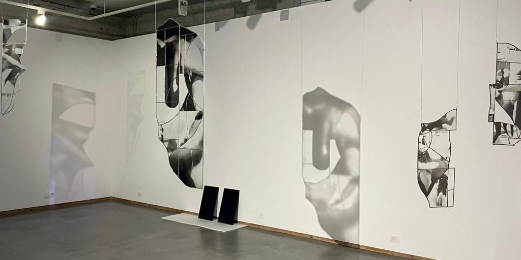 'Contenido sensible', una exposición que invita a repensar la fotografía desde la luz y la materialidad