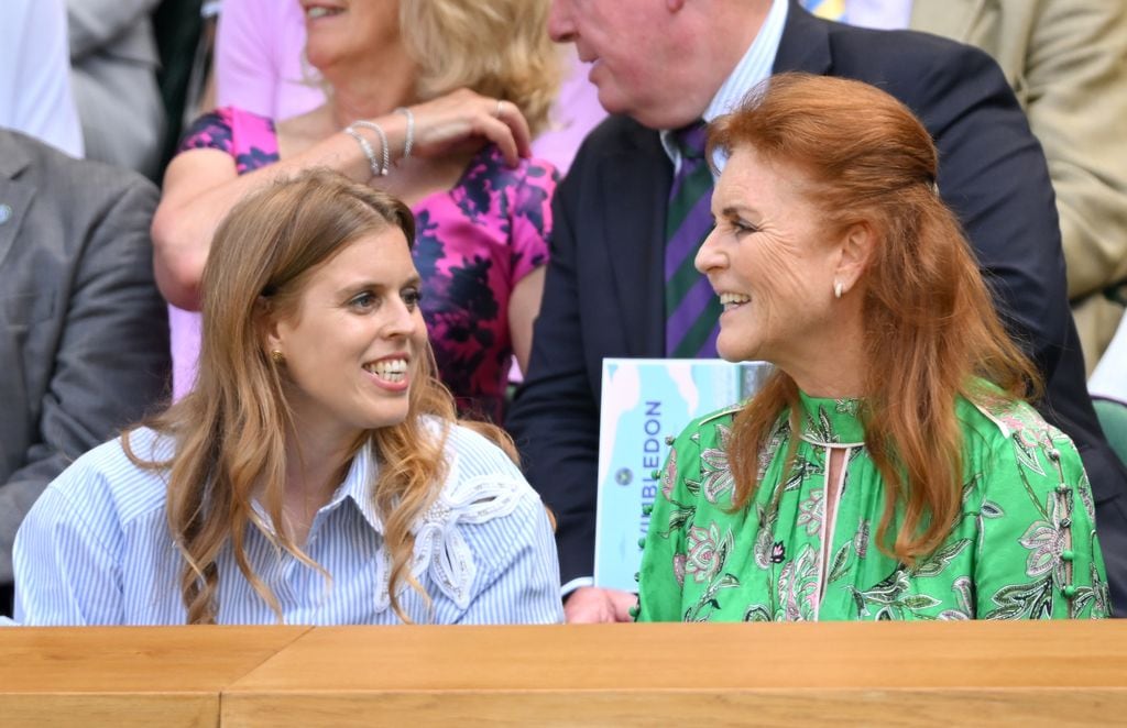 Beatriz de York y su madre, Sarah Ferguson, en el primer día de Wimbledon