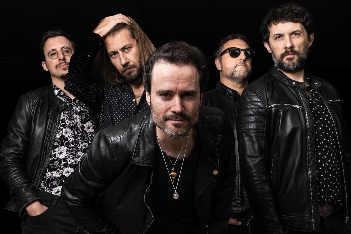 Carlos Vudú junto al resto de la banda en una imagen promocional de su nuevo disco, ‘III’.
