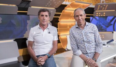 Carlos de Andrés (dch.) junto a Perico Delgado en el plató de Televisión Española