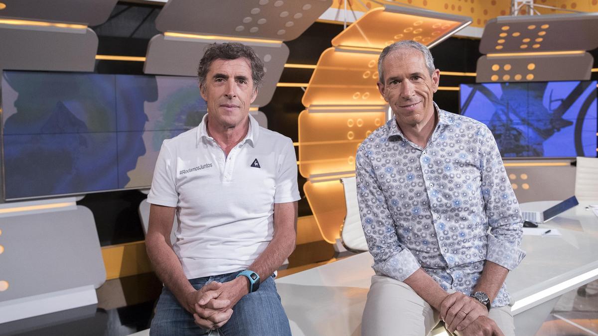 Carlos de Andrés (dch.) junto a Perico Delgado en el plató de Televisión Española