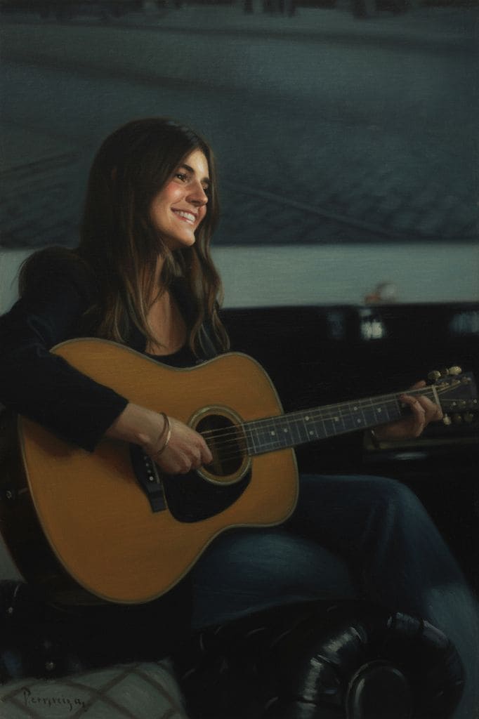Lola Tuduri tocando la guitarra en una foto más oscura