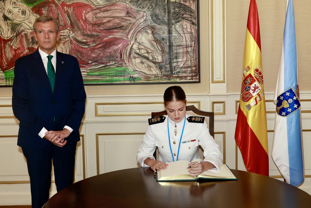 La princesa Leonor recibe la medalla de oro de Galicia y firma en el libro de Oro de Galicia 