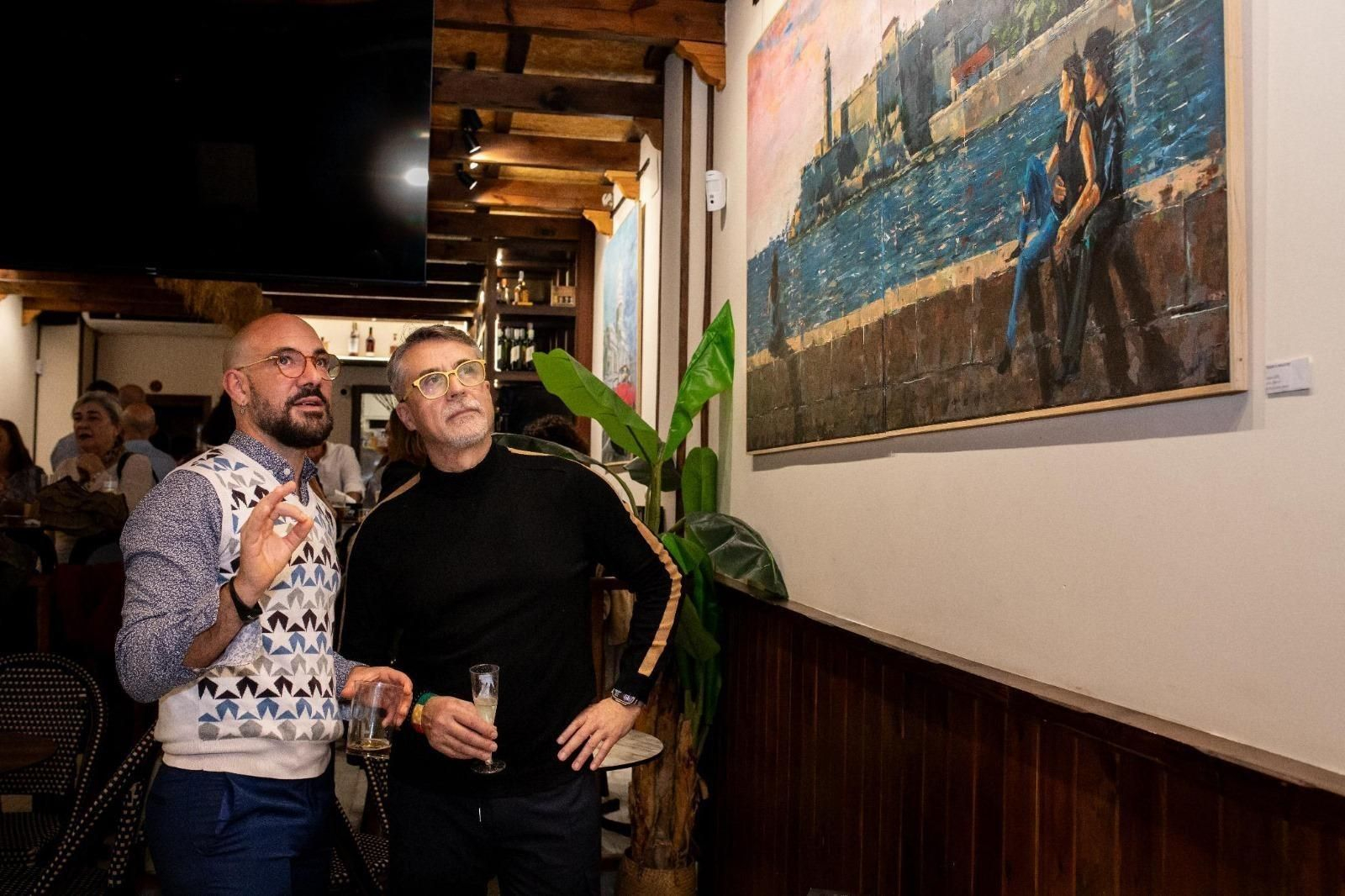 Alfredo Corell con Curro Borrajero, visitando la exposición.