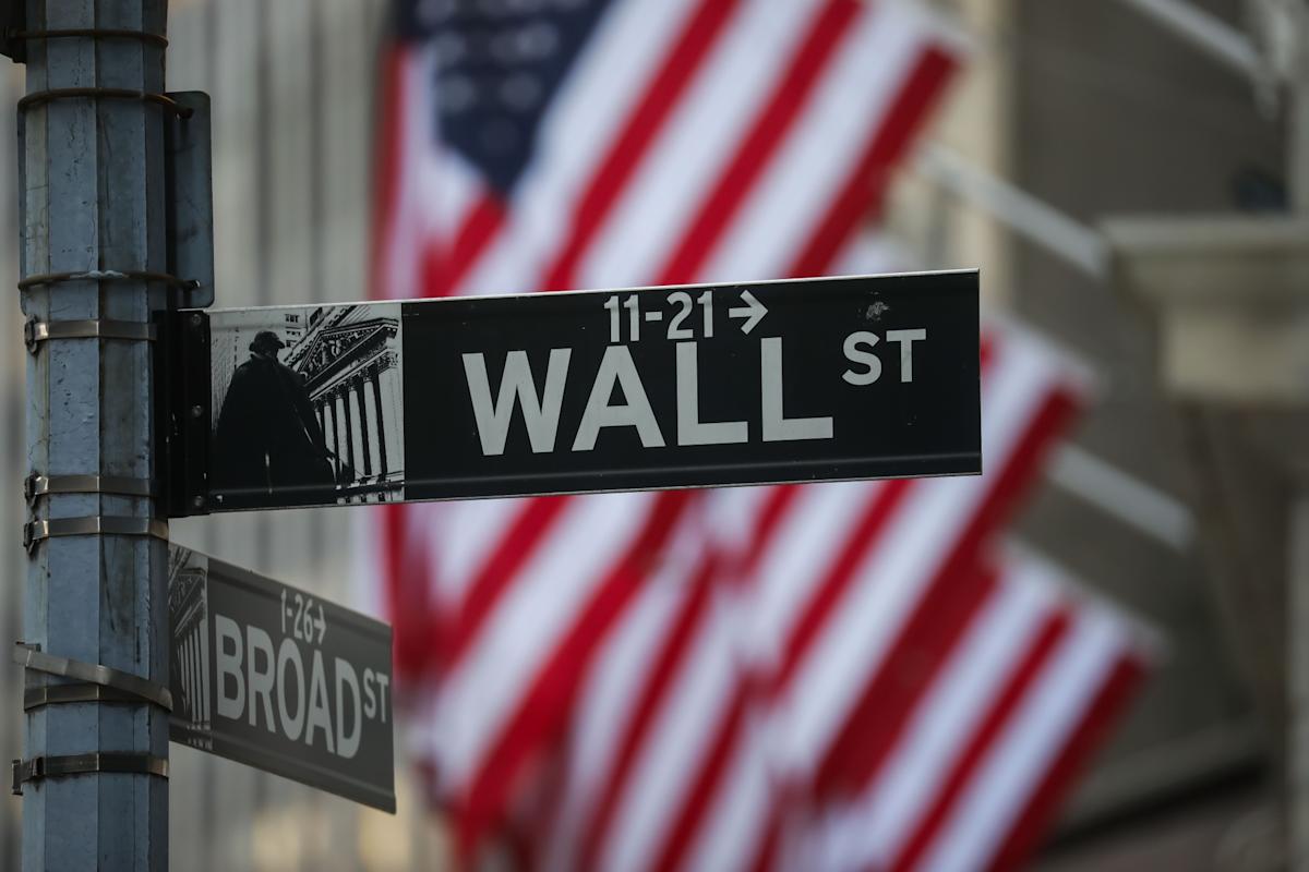 Wall Street cae entre temor por valoraciones y empleo débil