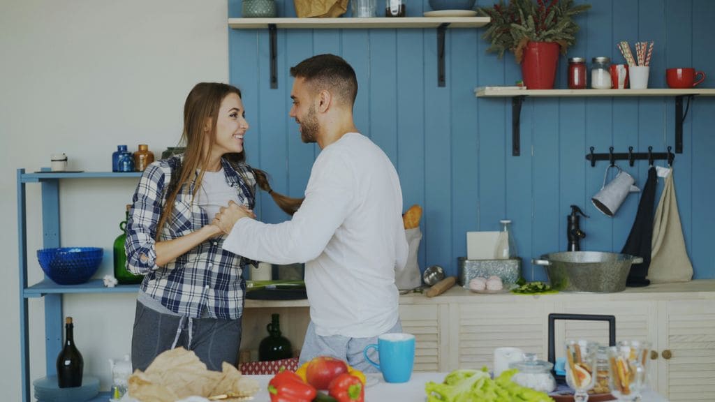 Pareja bailando en la cocina