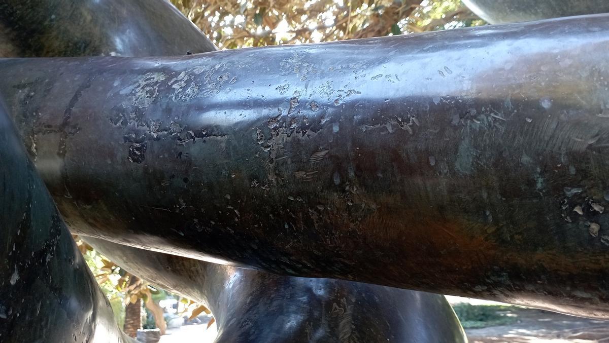 Detalle del castigado monumento a Picasso de Berrocal, hace unos días.