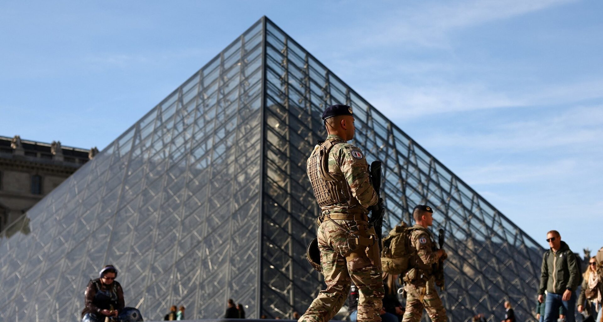 El increíble robo al Louvre que parece de película, digno de "El secreto de sus ojos" y el estilo Tarantino