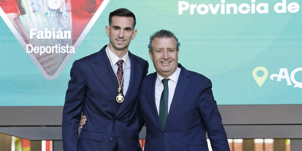 Javier Fernández, presidente de la Diputación de Sevilla, le manda un mensaje a Fajardo sobre Fabián: «Lo he fichado yo»