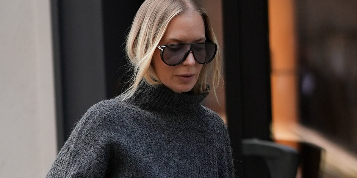 La falda más original para Navidad es esta de flecos de Zara que puedes llevar con jersey para ir elegante y calentita