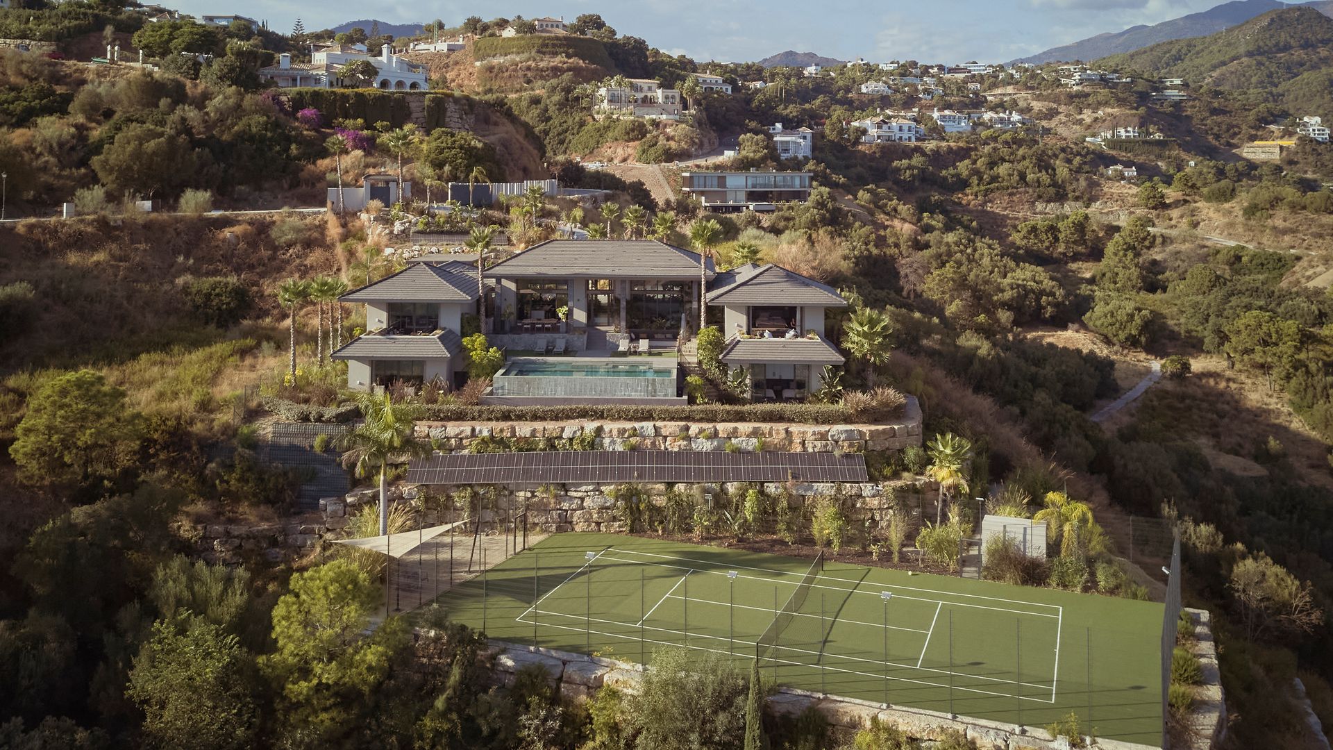Casa de estilo balines en una colina, con piscina infinita, pista de tenis 