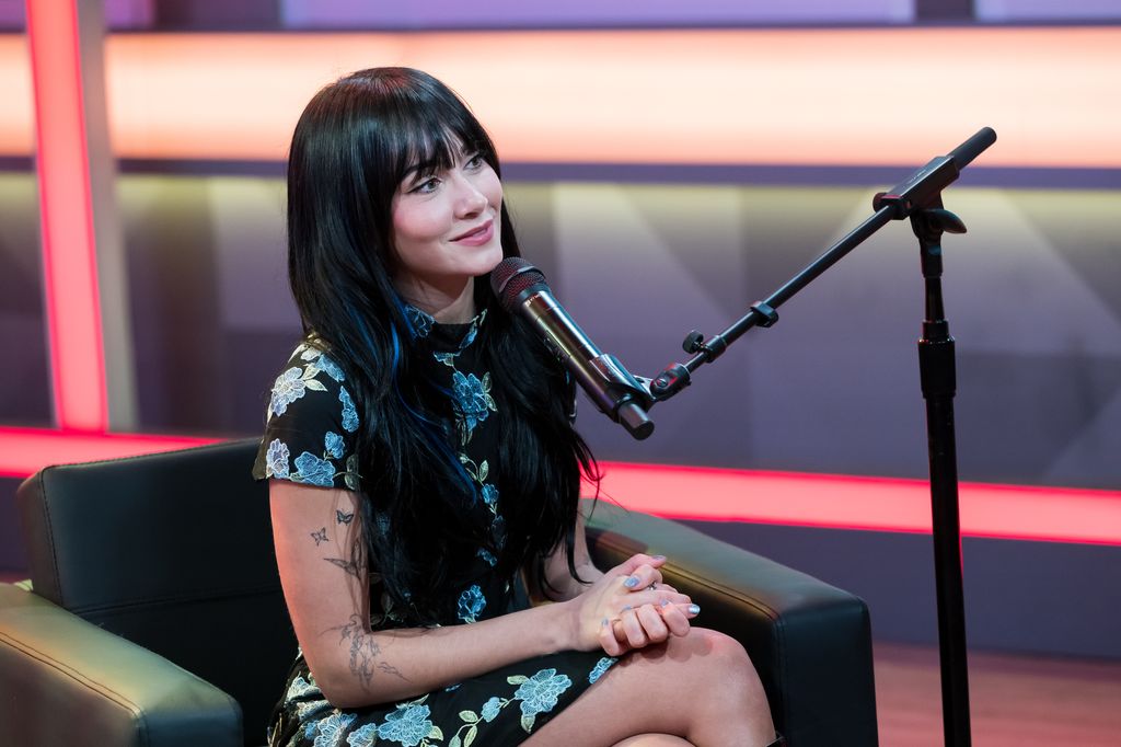 La manicura plateada de Aitana en Miami en 2025