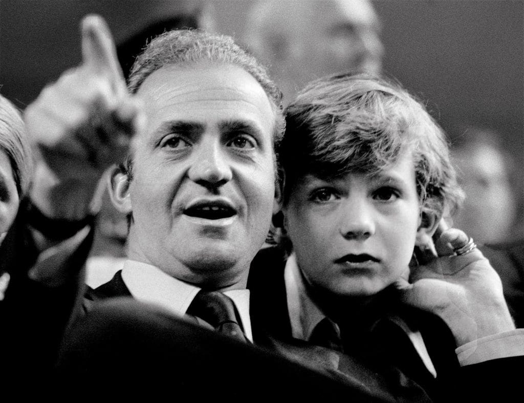El rey Juan Carlos de España con su hijo el príncipe Felipe, en una foto tomada mientras veían un partido de tenis, en Madrid, España, en 1977.