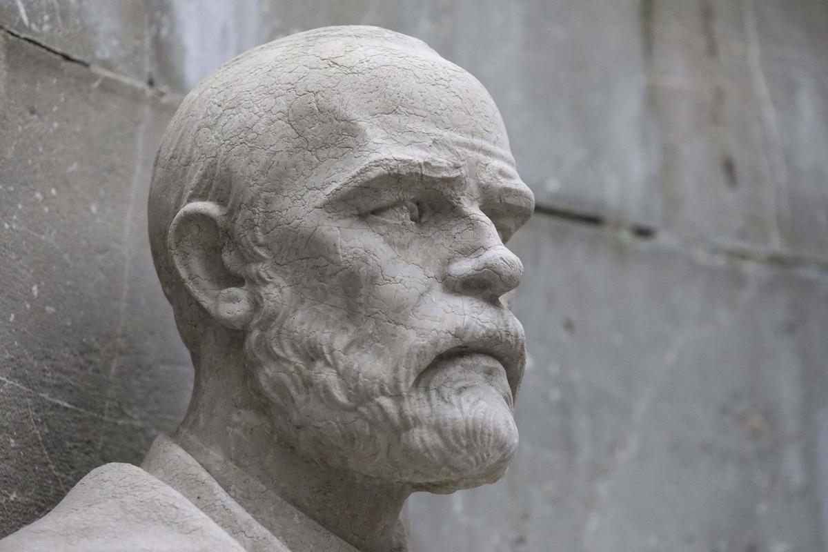 Detalle del busto de Leopoldo Alas "Clarín", en el Campo San Francisco