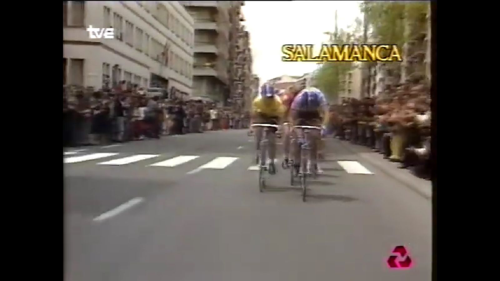 Pedro Delgado de amarillo por la avenida de Portugal de Salamanca