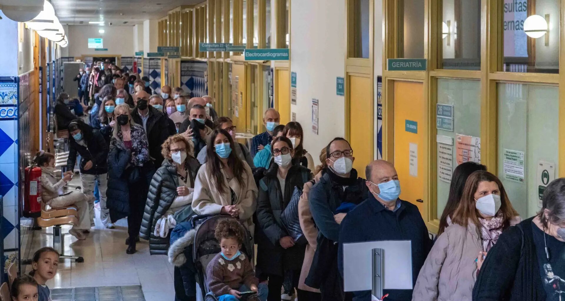 Filas de más de una hora en la vacunación frente a la gripe sin cita previa en Zaragoza: "Con la vacuna ya no hay fiebres en casa" - heraldo.es