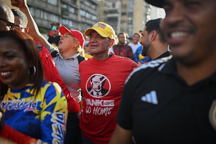 Un hombre se manifiesta en una concentración.