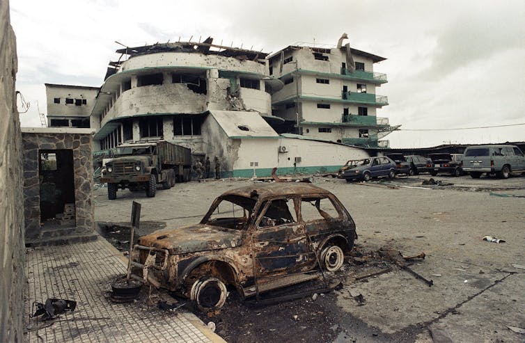 Foto de un vehículo bombardeado.