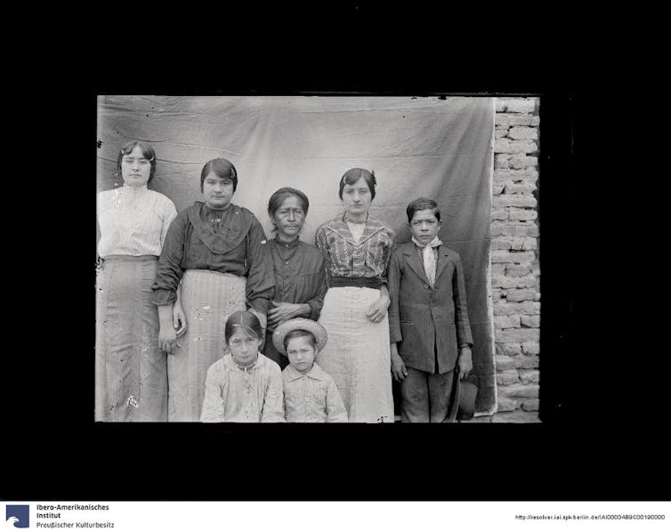 Imagen en blanco y negro de unas mujeres indígenas.