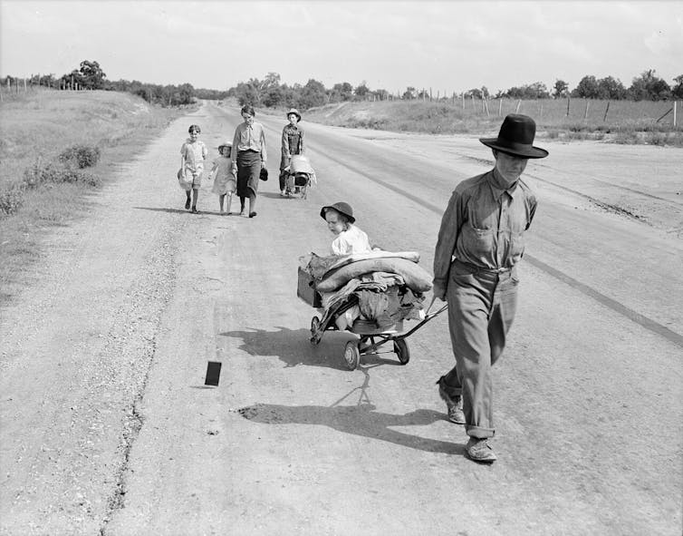 Imagen de Dorothea Lange en la que retrata a una familia con cinco niños caminando por la carretera