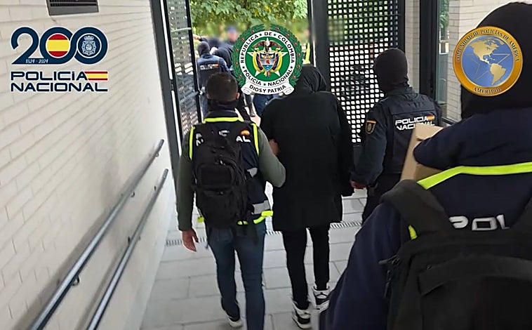 Imagen principal - Los agentes arrestan a los cabecillas de la célula del Tren de Aragua; en las fotos inferiores, la terraza de uno de los áticos del bloque y los vecinos protestan contra los okupas, en agosto de 2024