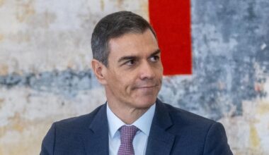 No son pocas las personas que están hablando de la camisa con la que Sánchez ha llegado a Colombia