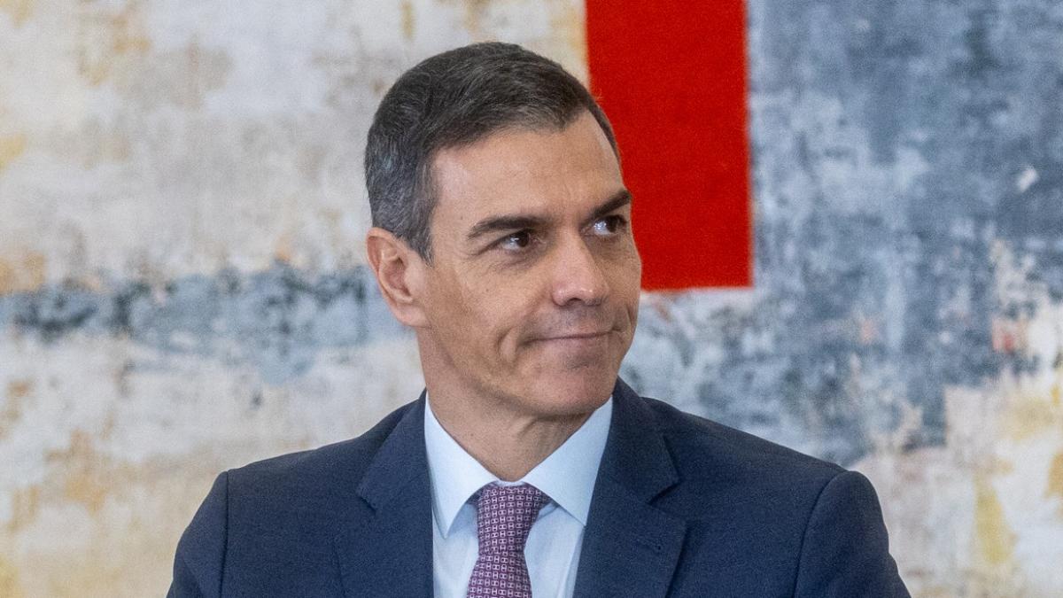 No son pocas las personas que están hablando de la camisa con la que Sánchez ha llegado a Colombia