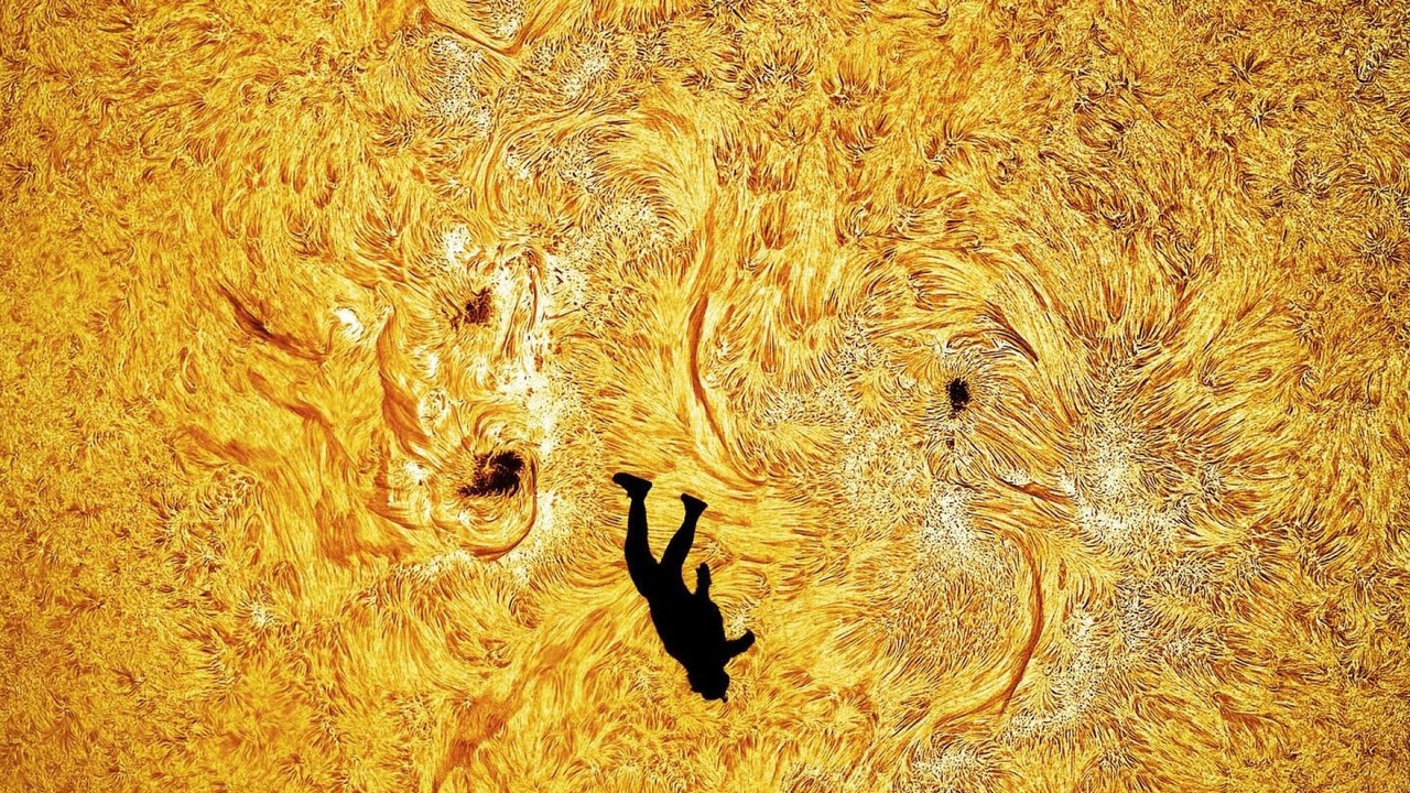 Un fotógrafo captura a un paracaidista alineado con el Sol con una precisión milimétrica