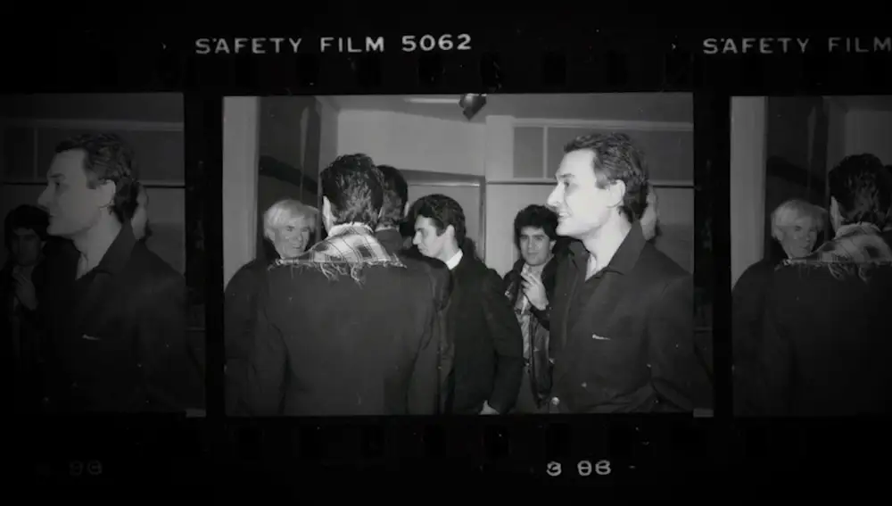 Fotograma del día de la exposición en la que aparecen Warhol y un joven Pedro Almodóvar