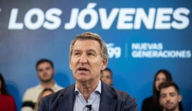 Feijóo quiere jóvenes ambiciosos y que "no vivan del Estado" y les alerta de partidos que "discuten" la democracia