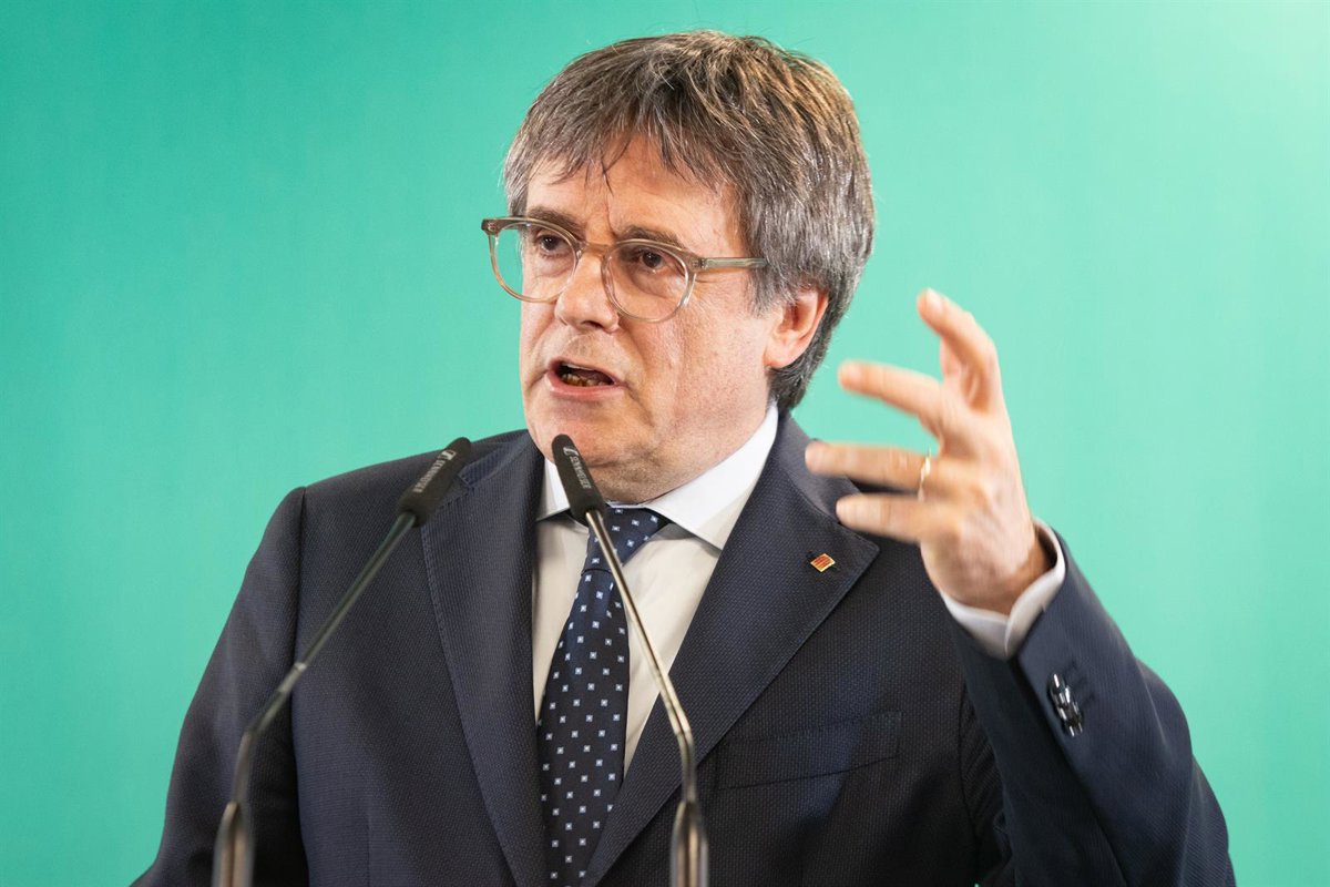 Puigdemont pide al PSOE "emprender la ruptura que se negaron a hacer hace 50 años"