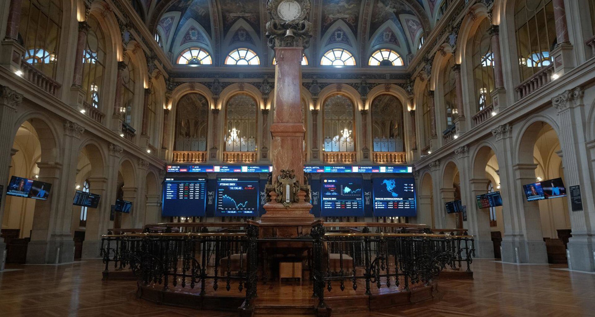 El Ibex 35 se mantiene estable en la media sesión, rozando los 15.900 puntos