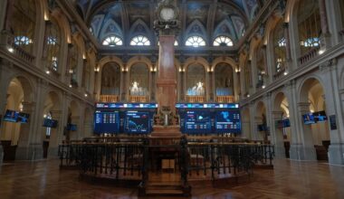 El Ibex 35 se mantiene estable en la media sesión, rozando los 15.900 puntos