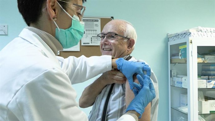 La gripe se adelanta en España y "acelera" su transmisión por la zona norte: vacunarse es la principal medida preventiva Un usuario acude a vacunarse en epidemia de gripe.