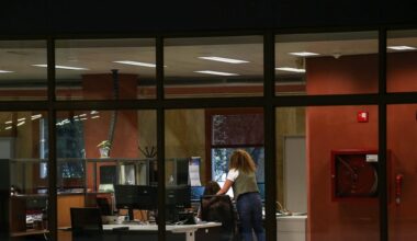 La Junta de Andalucía pacta con los sindicatos una subida gradual del sueldo a más de 63.000 funcionarios y laborales