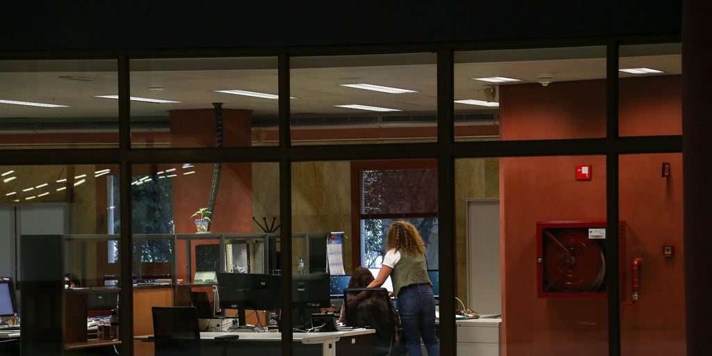 La Junta de Andalucía pacta con los sindicatos una subida gradual del sueldo a más de 63.000 funcionarios y laborales