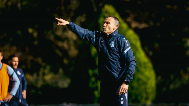 Sergio Francisco da instrucciones en Zubieta (Foto: Real Sociedad).